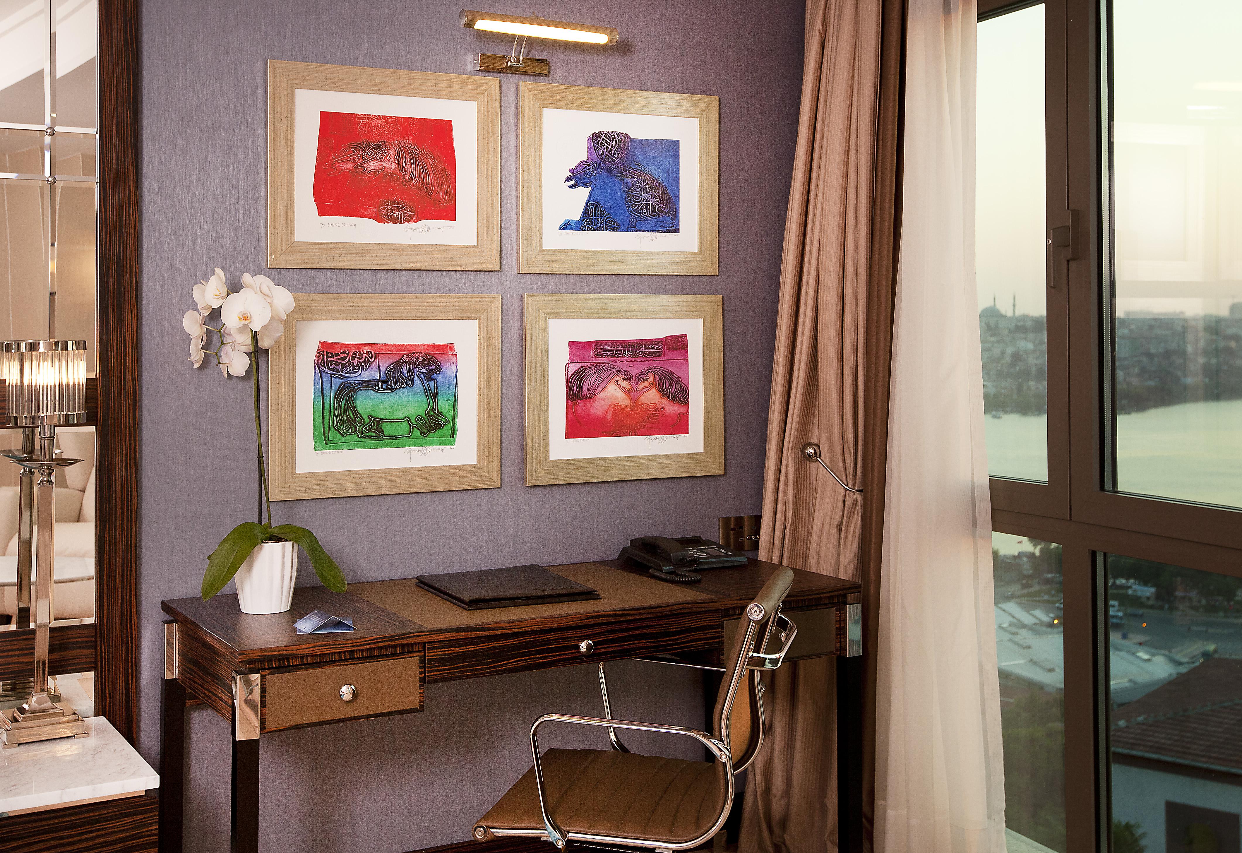 Radisson Blu Hotel Istanbul Pera Εξωτερικό φωτογραφία A picture light above a desk