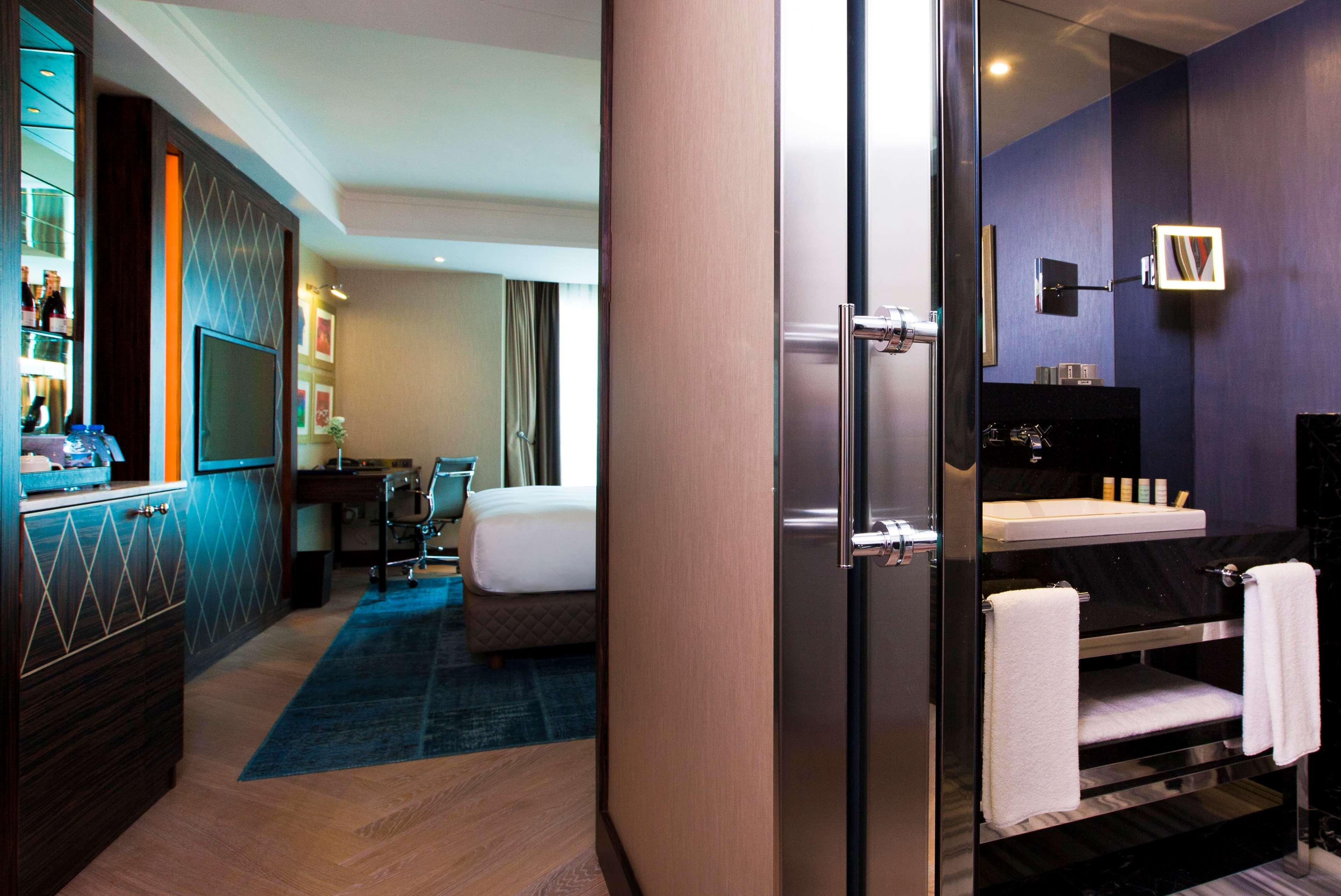 Radisson Blu Hotel Istanbul Pera Εξωτερικό φωτογραφία A room at the hotel
