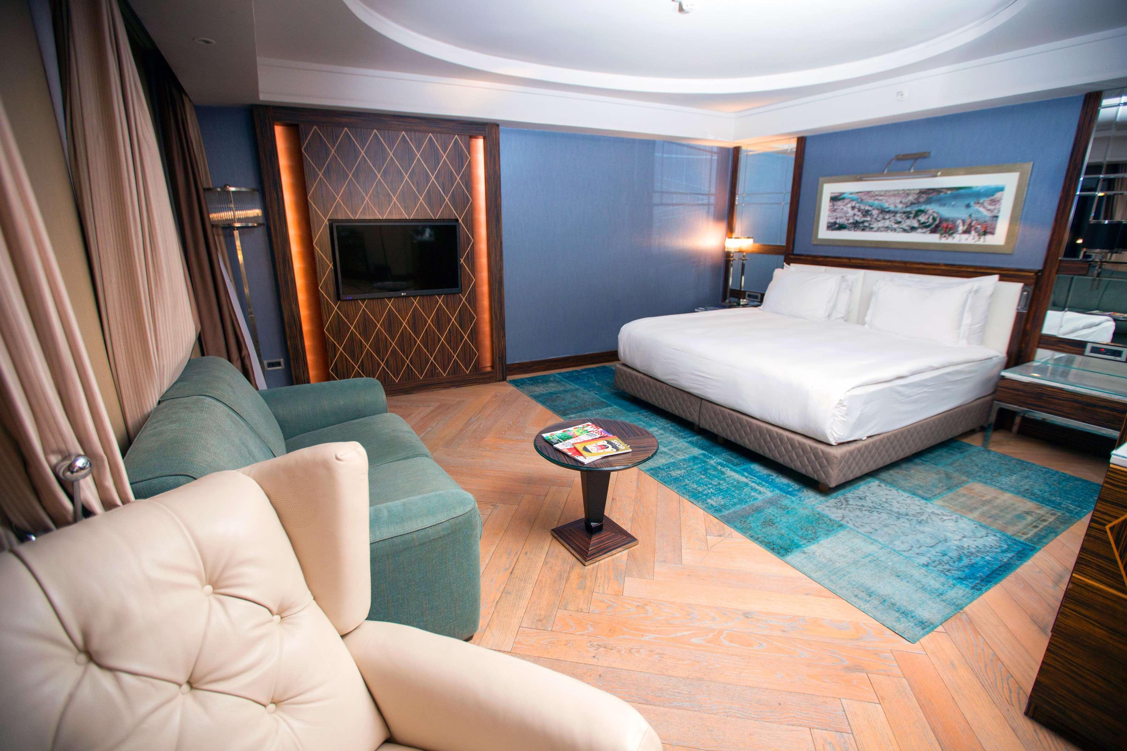 Radisson Blu Hotel Istanbul Pera Εξωτερικό φωτογραφία A room at the hotel