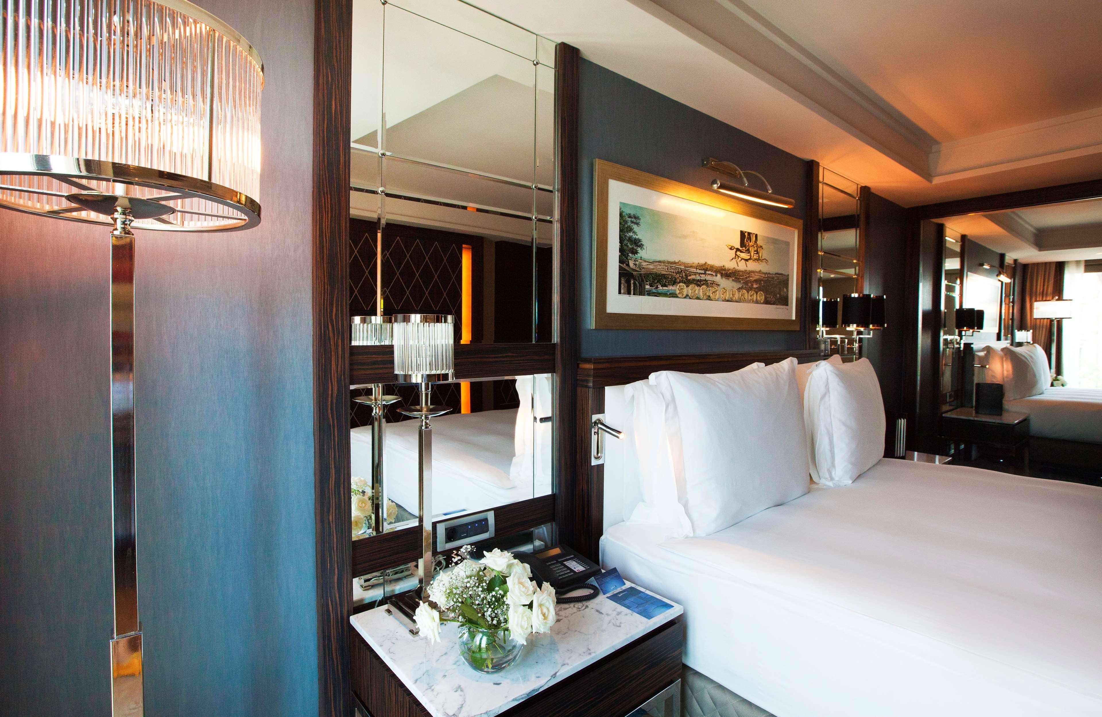 Radisson Blu Hotel Istanbul Pera Εξωτερικό φωτογραφία A bedroom at the hotel