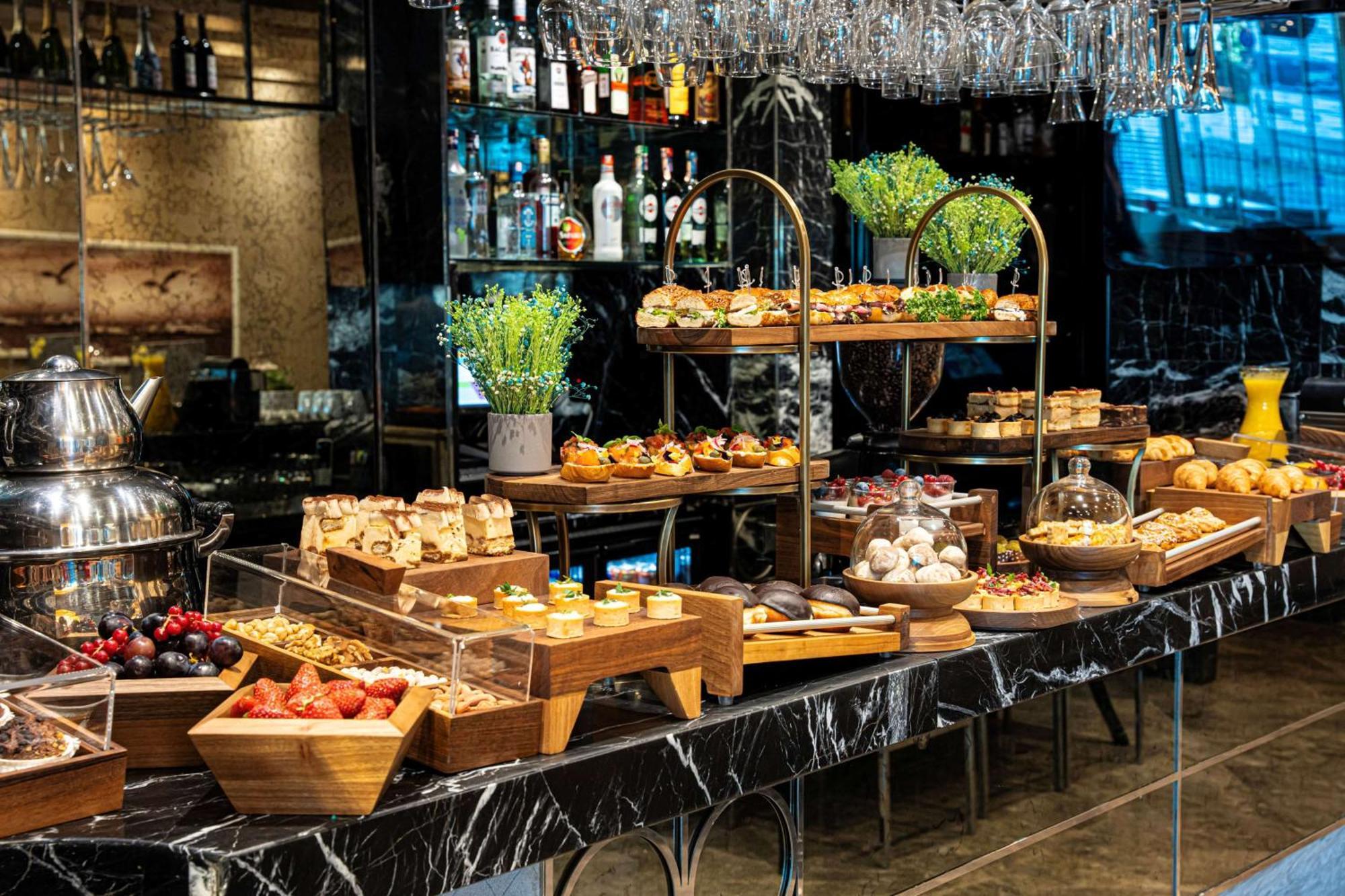 Radisson Blu Hotel Istanbul Pera Εξωτερικό φωτογραφία A buffet at a restaurant