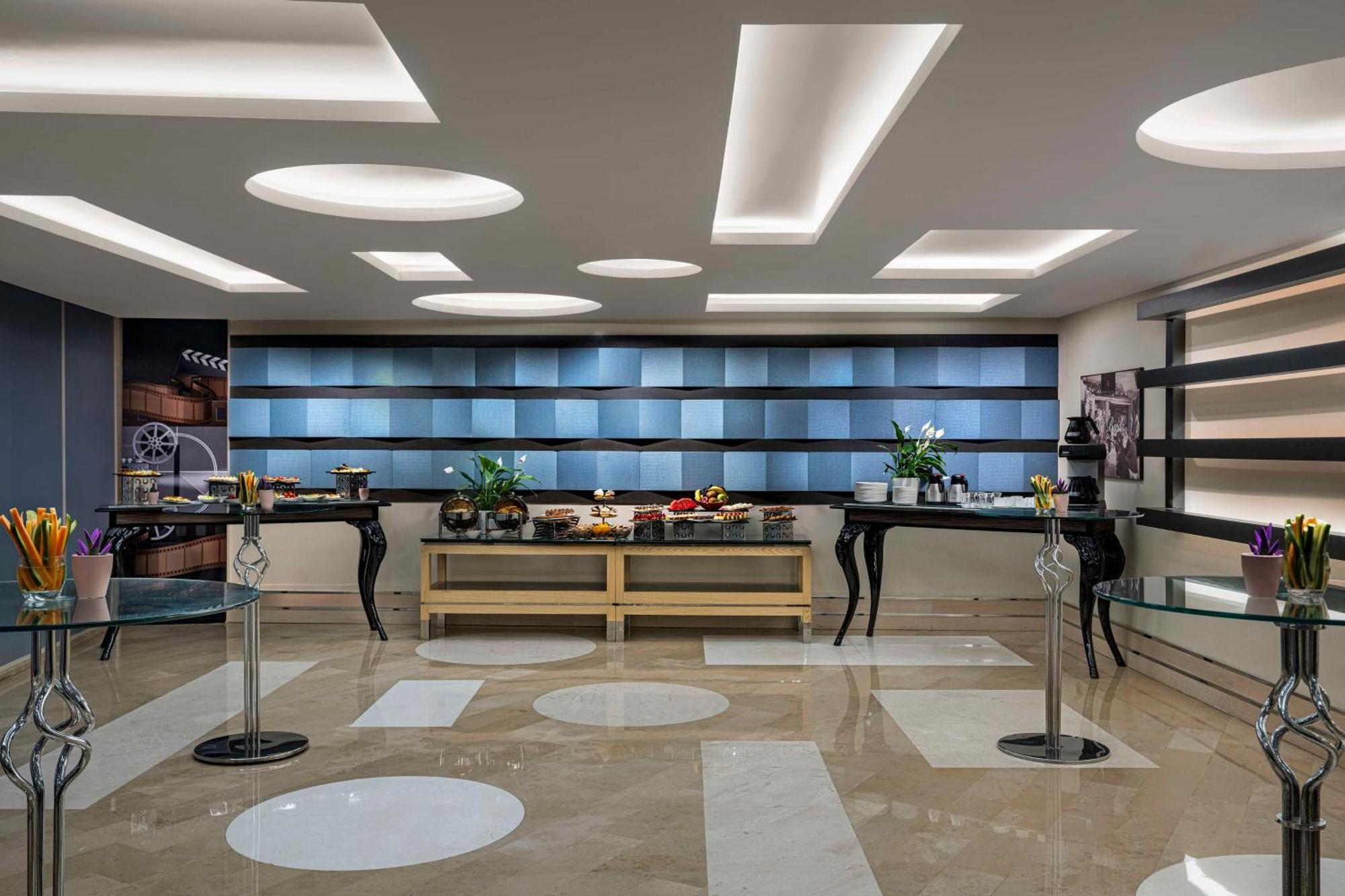 Radisson Blu Hotel Istanbul Pera Εξωτερικό φωτογραφία The interior of the lounge