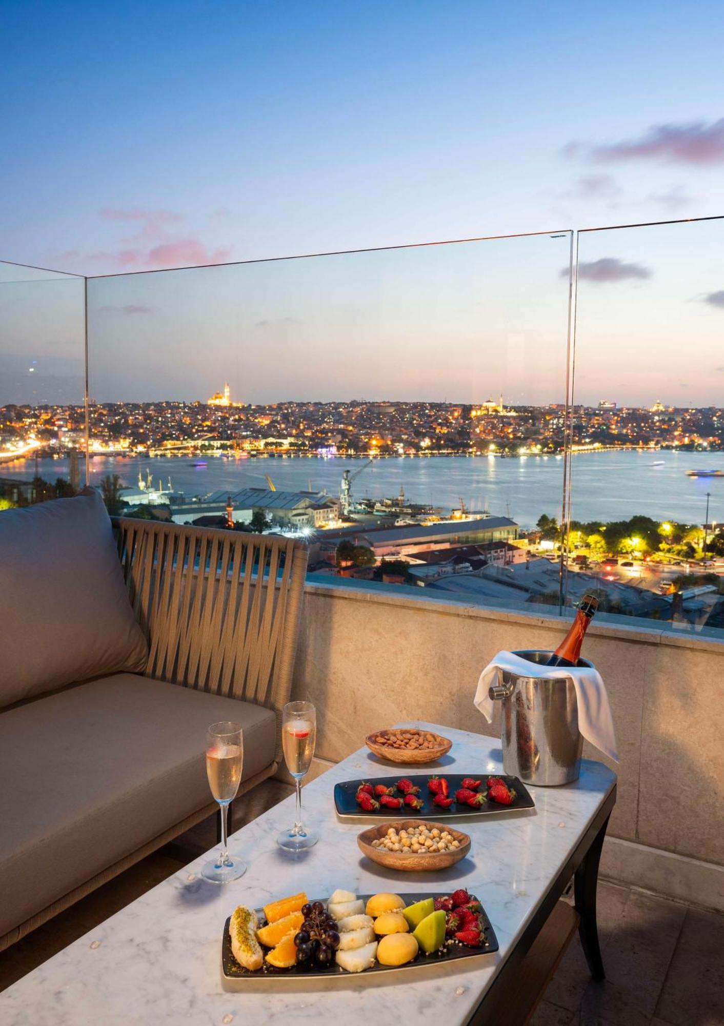 Radisson Blu Hotel Istanbul Pera Εξωτερικό φωτογραφία View from the hotel
