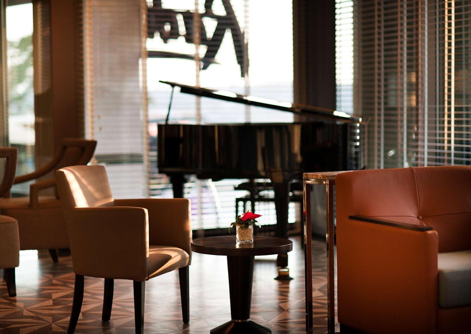 Radisson Blu Hotel Istanbul Pera Εξωτερικό φωτογραφία The piano at the lobby