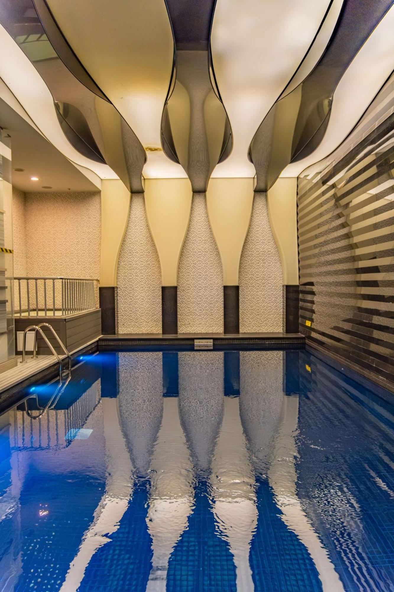 Radisson Blu Hotel Istanbul Pera Εξωτερικό φωτογραφία The swimming pool at the hotel